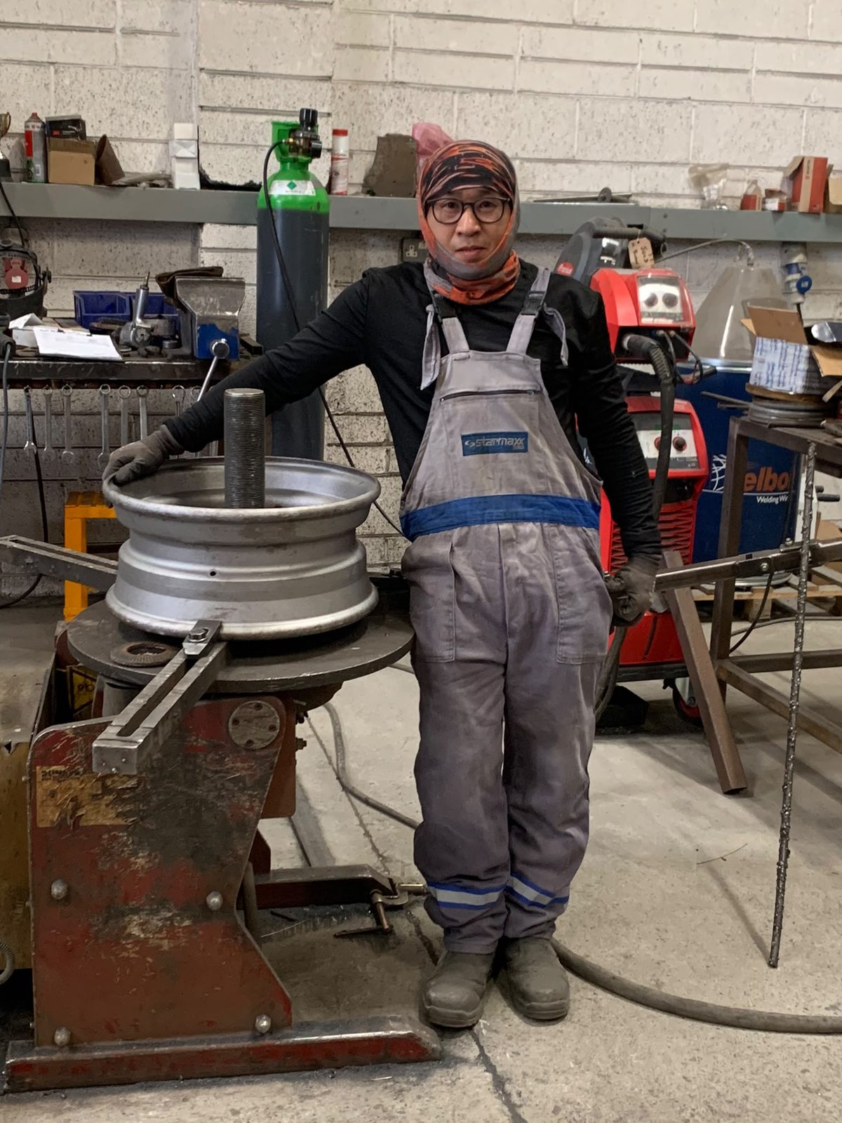 Welder at the welding bay with a wheel on the positioner